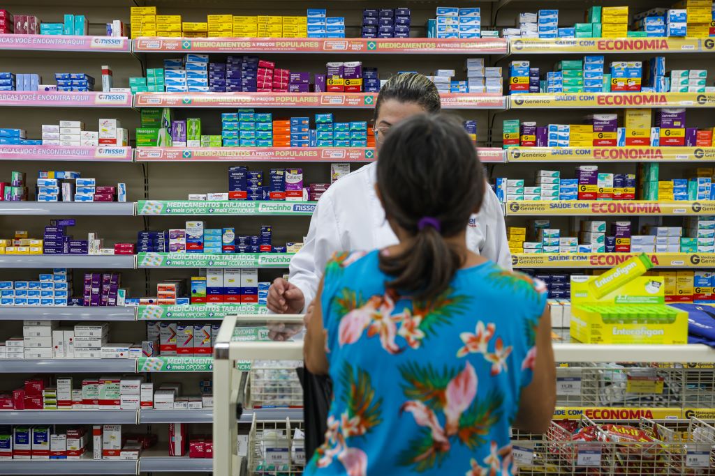 Emprego formal no varejo em SP: setores de Alimentos e Farmacêuticos têm alta em 2025. Vestuário cai