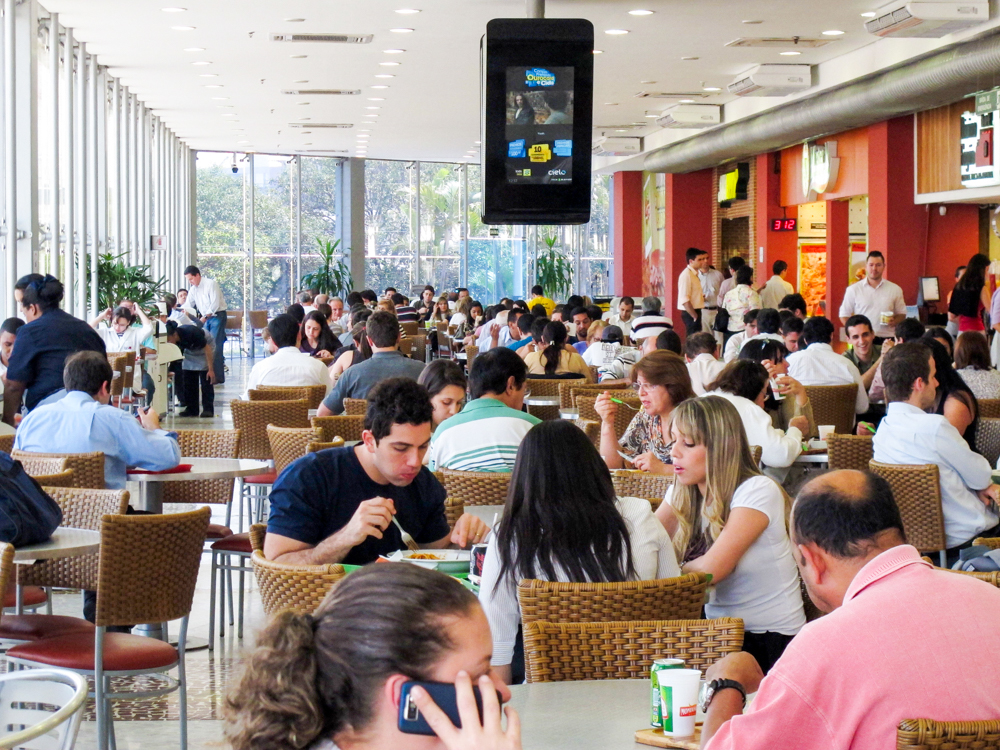 Praça de alimentação deixa de ser apoio e vira motor de receita e fluxo dos clientes nos shoppings