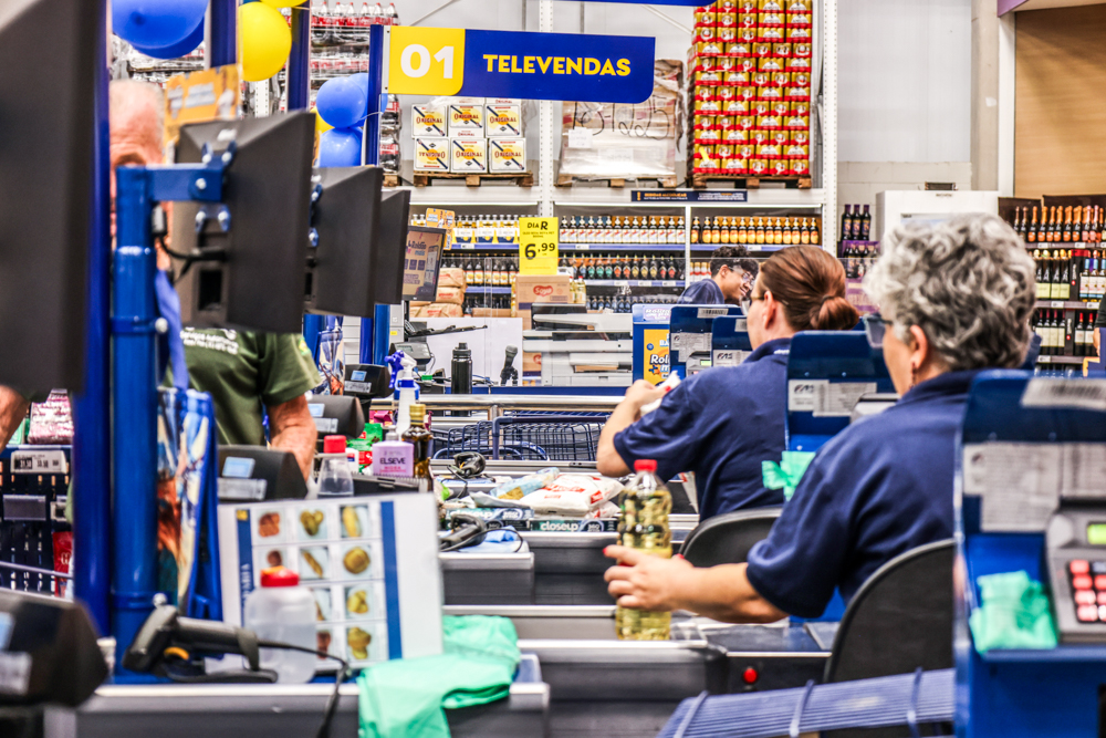 Em 2025, consumo cai 2,4% na América Latina. Brasil retrai mais que a média: -3,6%, diz Wordpanel by