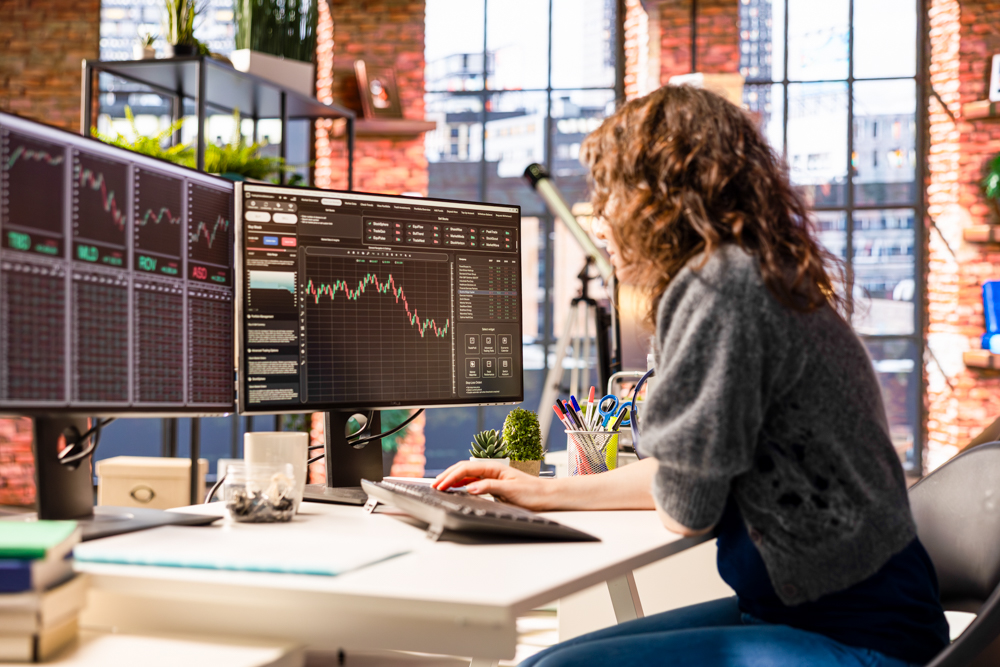 Número de mulheres na bolsa cresce 41% em quatro anos e já soma 1,4 milhão